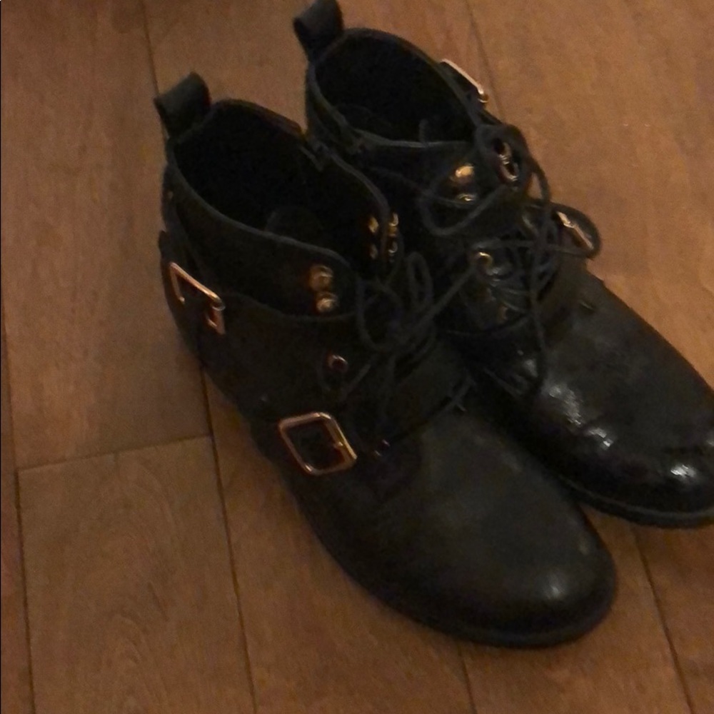 Black buckled ankles boots.